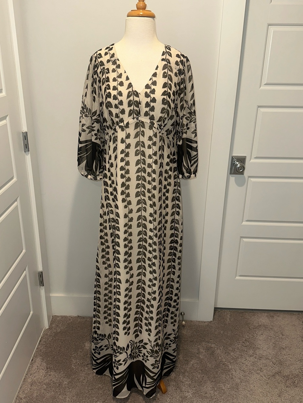 Maeve Anthropologie Cream and Black V-Neck Maxi Dress with Leaf Print Size 10